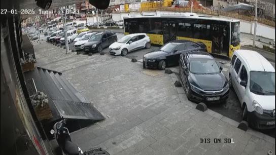 Esenlerde İETT otobüsünün park halindeki araçlara çarptığı kaza kamerada