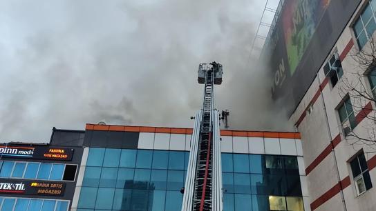 Küçükçekmece’de iş yerinin çatısında çıkan yangın bitişikteki binaya sıçradı; müdahale sürüyor