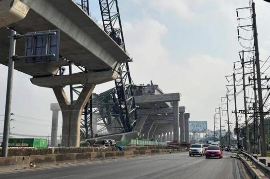 Taylandda inşaat vinci yola devrildi: 2 ölü, 5 yaralı