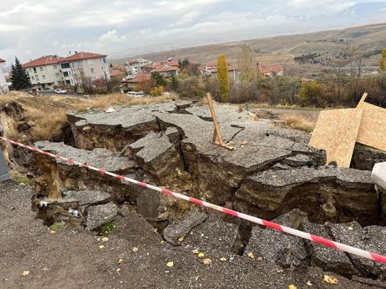 Ankarada toprak kayması; 10 katlı bina tahliye edildi