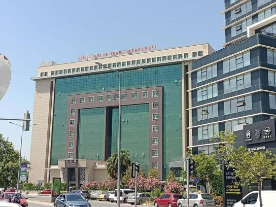 İzmirde icra müdür yardımcısı ve katibine rüşvetten tutuklama