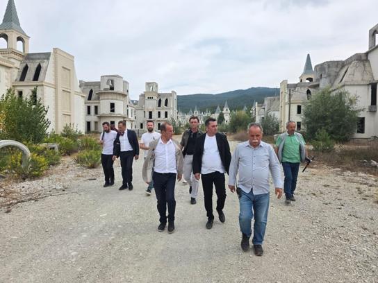 Tanju Özcandan şato villalar talebi