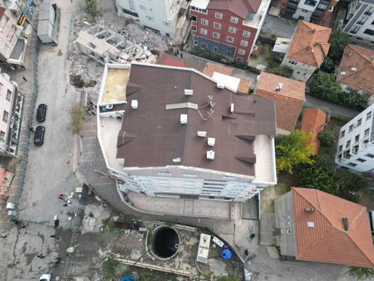 Gebze’de yıkılan binanın yakınındaki 12 bina mühürlendi; 45 aile tahliye edildi