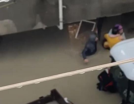 Arnavutköyde evinde mahsur kalan kadını komşuları kurtardı