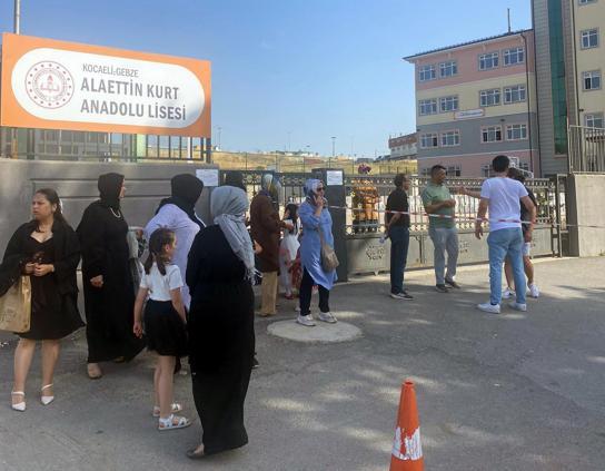 Kocaeli Valiliği’nden, ‘uygunsuz kıyafet’ gerekçesiyle öğrencilerin mezuniyet törenine alınmamasına inceleme