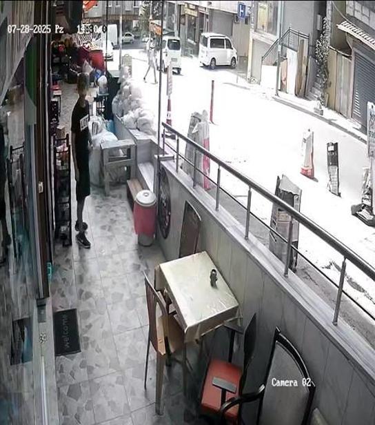 Esenyurtta biri oyaladı diğeri cep telefonunu böyle çaldı