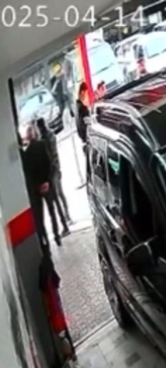 Bağcılarda oto galeriye el yapımı patlayıcıyla saldırı kamerada