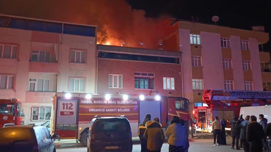 Bursada iki katlı evin çatısı alev alev yandı