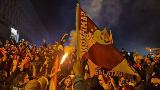 Galatasaray taraftarlarından coşkulu kutlama
