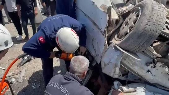 Şanlıurfada 2 otomobil çarpıştı; 3 ölü, 2 yaralı