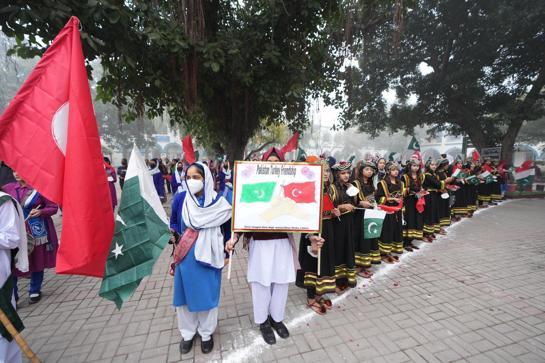 Bakan Tekin, Pakistan’da Kemaird Kız Lisesi’ni ziyaret etti