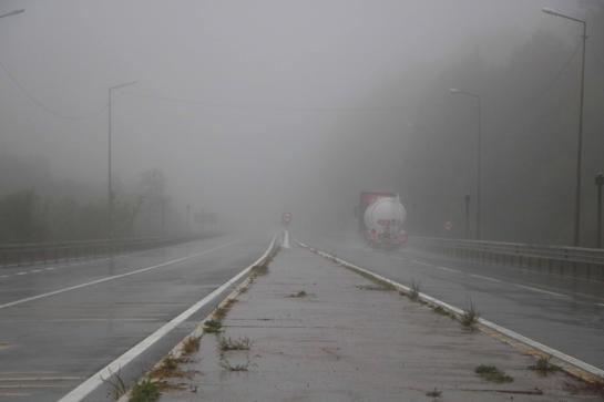 Bolu Dağı’nda sis ve sağanak etkili oldu
