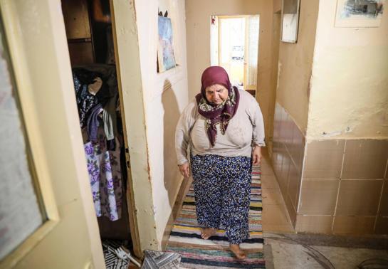 Yıkılacak binada bir başına kaldı