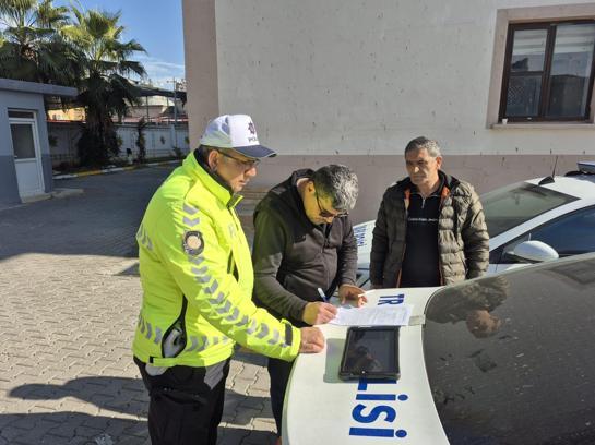 Yol verme tartışmasında minibüsün camını kıran şüpheli: Kaskıma vurunca sinirlendim