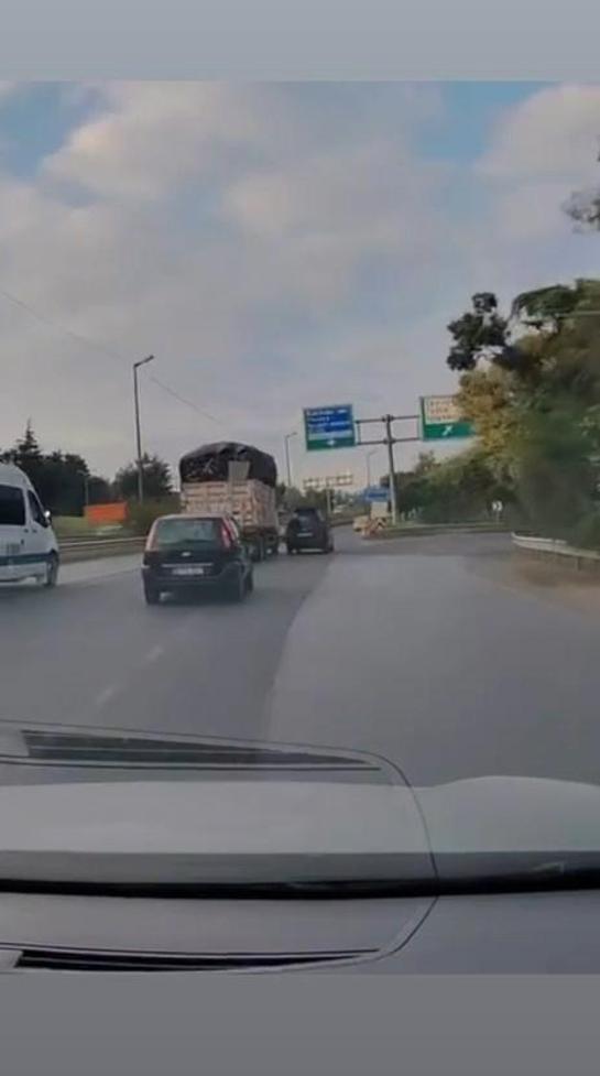 Tuzla’da şerit değişirken bariyerlere çarpan otomobil kamerada