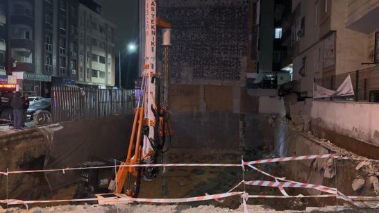 Bahçelievlerde inşaatın istinat duvarı yıkıldı; bitişikteki 2 bina tahliye edildi