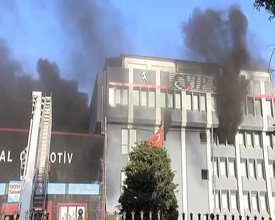 Bağcılarda sporcu forması üreten fabrikada çıkan yangın söndürüldü