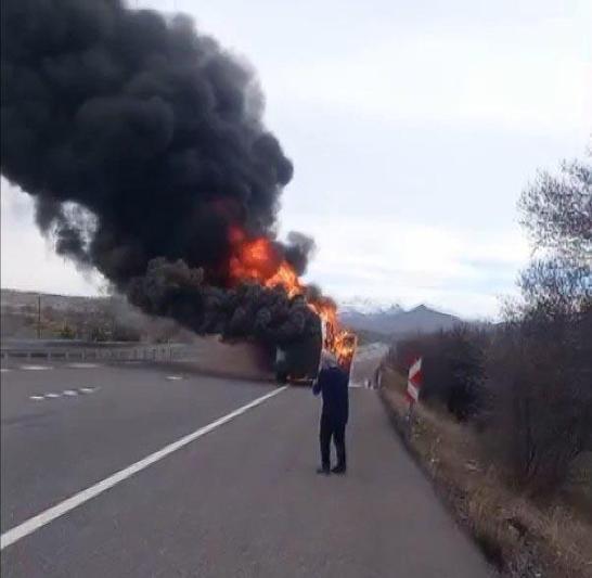 Yolcu taşıyan minibüs, alev topuna döndü