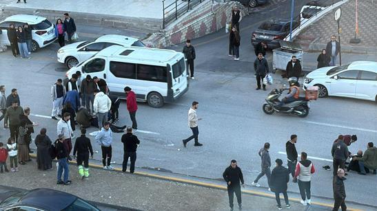 Yolun karşısına geçerken otomobilin çarptığı 2 kişi yaralandı; o anlar kamerada