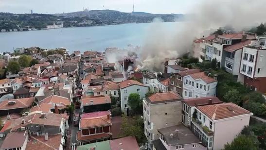 Beşiktaşta 3 katlı ahşap binada çıkan yangın 4 binaya sıçradı, 1 bina çöktü