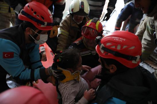 Maltepe 7 katlı binada çökme; 3ü çocuk 8 kişi kurtarıldı