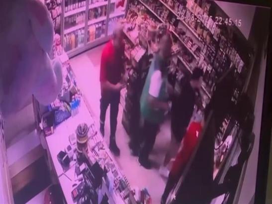 Akaryakıt istasyonunda yumruklu, bıçaklı kavga: 4 yaralı