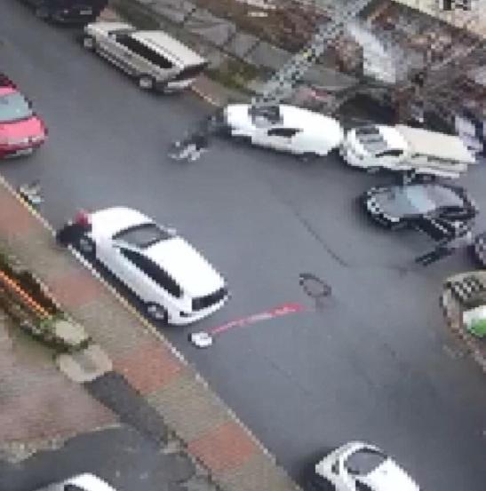 Eyüpsultanda yaşlı adama sokak ortasında yumruk attı; o anlar kamerada