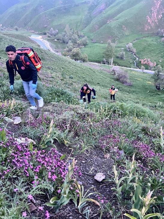 Pancar otu toplamak için çıktığı yaylada beyin kanaması geçiren kadını ekipler hastaneye ulaştırdı