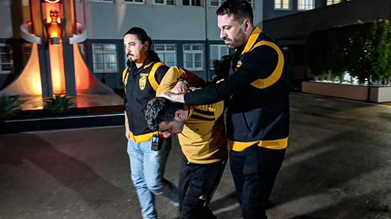 Başını otomobile çarptığı çocuğu yere fırlattı; o anlar kamerada