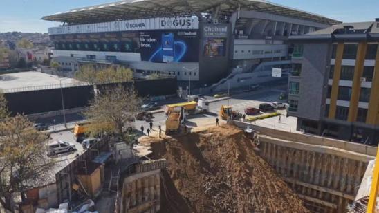 Fenerbahçe Stadyumunun yanındaki inşaat duvarının çökme anı kamerada