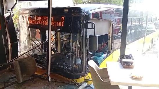 Üsküdarda İETT otobüsü börekçiye girdi: 4 yaralı