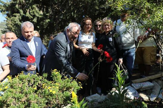 Tuncel Kurtiz, ölümünün 12nci yıl dönümünde mezarı başında anıldı