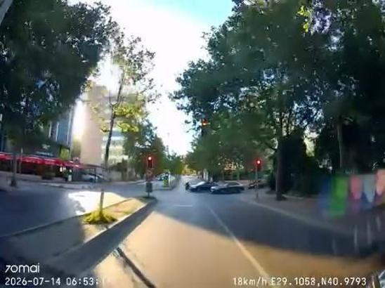 Ataşehirde kırmızı ışıkta geçen motosiklete otomobilin çarptığı kaza kamerada