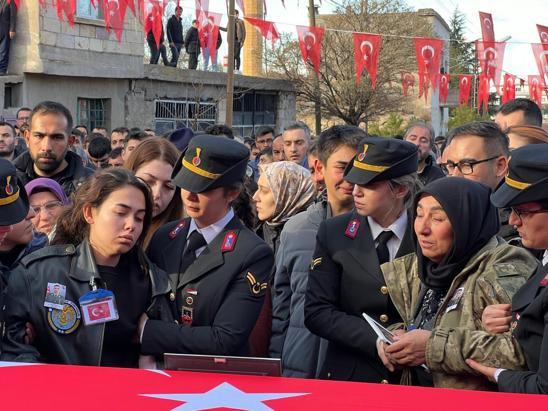 Şehit oğlunu son yolculuğuna Allahım cennetine al diyerek uğurladı