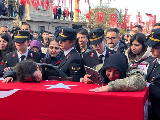 Şehit oğlunu son yolculuğuna Allahım cennetine al diyerek uğurladı