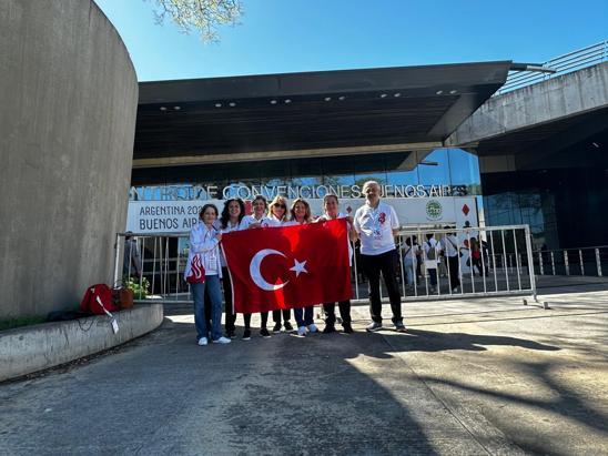 Üniversite yıllarında ilgi duyduğu briçte dünya şampiyonluğu yaşadı