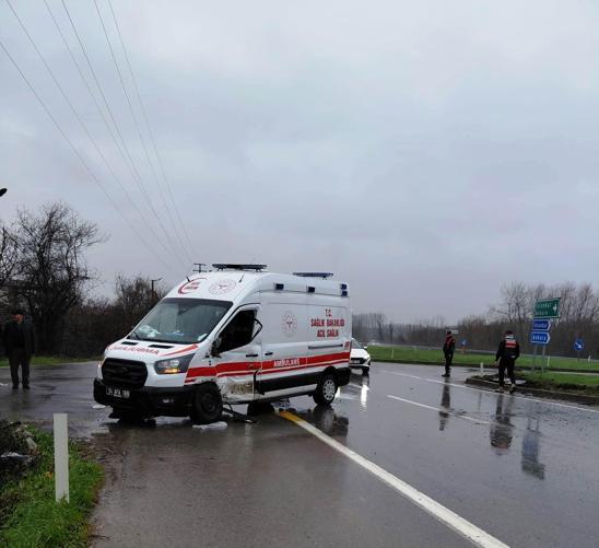 Ambulans ile servis minibüsü çarpıştı: 10 yaralı