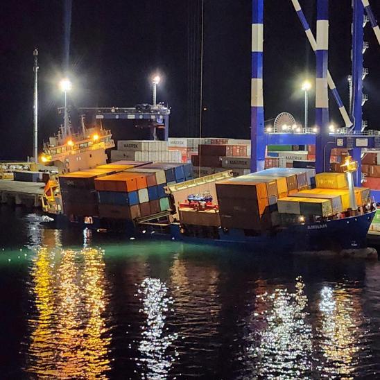 Ambarlı Limanında konteyner gemisinin yan yatma anı kamerada