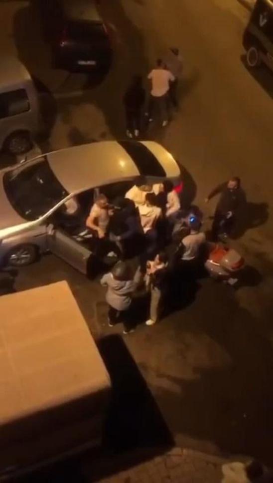 Gaziosmanpaşada yol verme tartışması kavgaya dönüştü: Eşim hasta, ne olur yapmayın