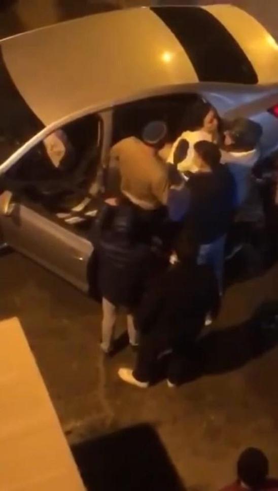 Gaziosmanpaşada yol verme tartışması kavgaya dönüştü: Eşim hasta, ne olur yapmayın