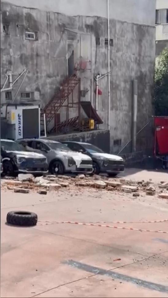 Kağıthane’de duvar otoparka doğru çöktü: 12 sıfır araçta 30 milyon liralık hasar oluştu