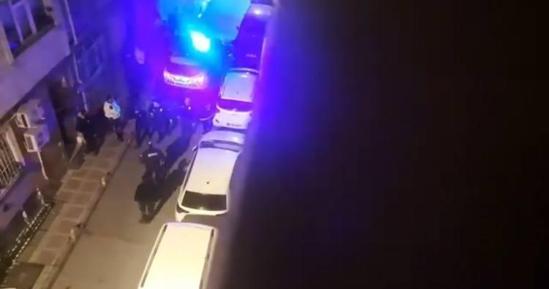 Bayrampaşada tüfekle etrafa ateş açan kişi yakalandı; 1i polis 4 yaralı