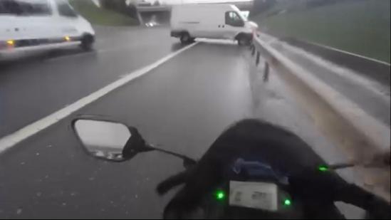 Eyüpsultanda makas atarak ilerleyen sürücü kaza yaptı