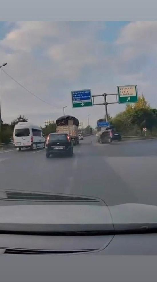 Tuzla’da şerit değişirken bariyerlere çarpan otomobil kamerada