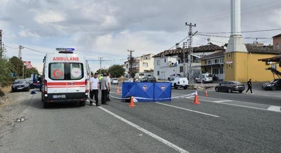 Yolun karşısına geçerken otomobilin altında kalarak öldü; o anlar kamerada