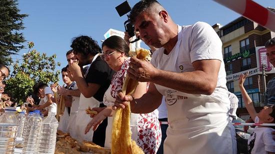 15 metre 60 santimlik böreği yiyerek 3 bin liranın sahibi oldu