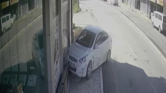 Sancaktepede kazaya karışan otomobil iş yerine girdi