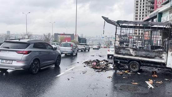 Beylikdüzünde seyir halindeki kamyonet alev alev yandı