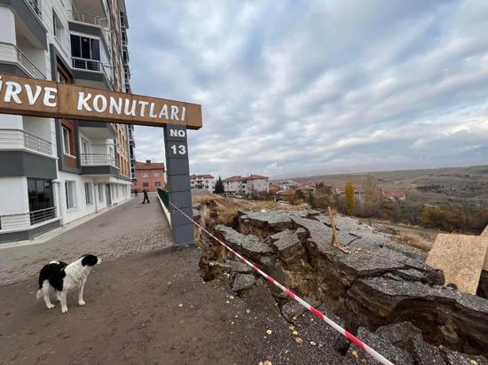 Ankarada toprak kayması; 10 katlı bina tahliye edildi