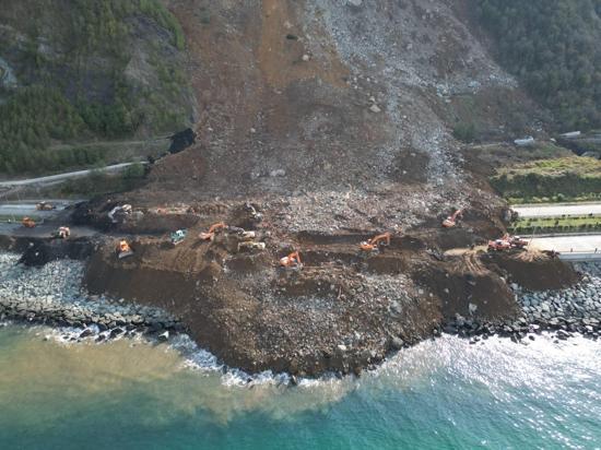 Artvinde heyelan; Karadeniz Sahil Yolu tek şeritli ulaşıma açıldı